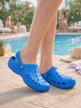 Crocs Baya Classic Clogs in Bright Blue Women's Size 8